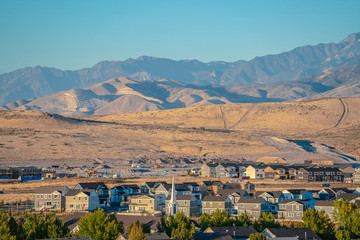 Obraz premium Town in Utah valley with picturesque mountains