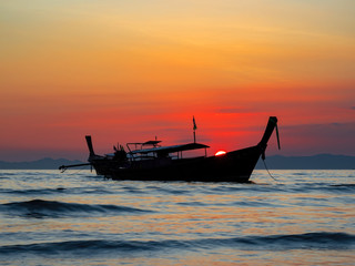Obraz premium Traditional long-tail boat on the beach in Thailand