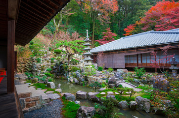 京都　興聖寺（こうしょうじ）の庭園　紅葉