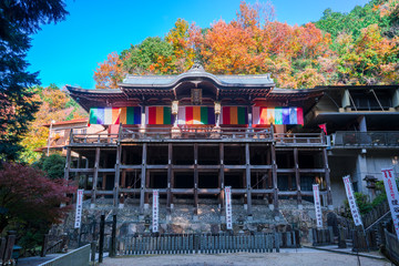 京都　狸谷山不動院（たぬきだにさんふどういん）の本堂と紅葉　