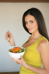 Bella ragazza mangia insalata