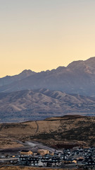 Naklejka premium Vertical Scenic sunrise over the Utah valley and Mountains