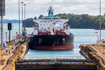 View of the ships in the Gatun Locks while passing through the Panamá Canal.