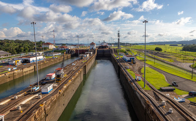 View of the ships in the Gatun Locks while passing through the Panamá Canal.