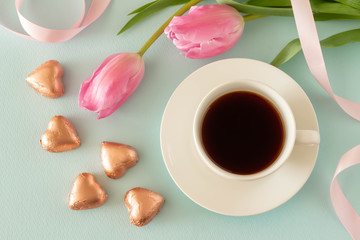 ハート型のチョコとコーヒーカップとチューリップ