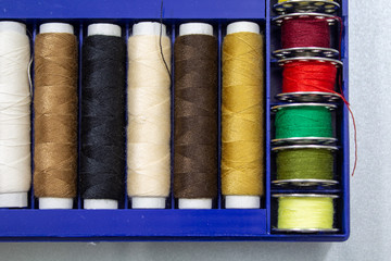 Yarn coils of a sewing machine with different yarn colours