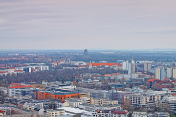 Obraz premium Widok z lotu ptaka na dzielnicę Lipska z pomnikiem Bitwy Narodów i rosyjskim kościołem pamięci. Lipsk - Niemcy.