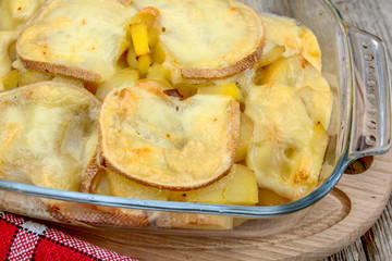 plat de tartiflette sur une table
