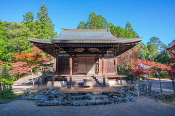 京都　神護寺の五大堂と紅葉