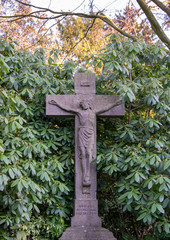 altes Steinkreuz  mit Spruch