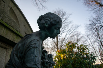 die Frau trauert am Grabstein