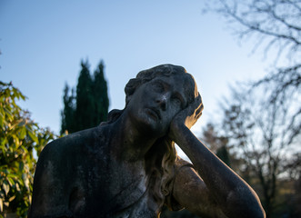 die Frau schaut zum Himmel