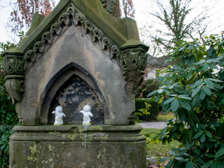 alter Grabstein mit zwei Figuren