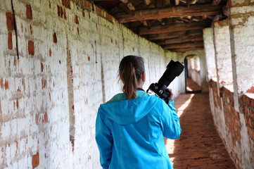 The girl goes on the fortress wall