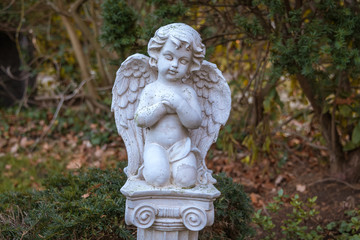 Fototapeta na wymiar Betender Engel auf einer Säule