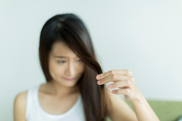 若い女性　ヘアケア