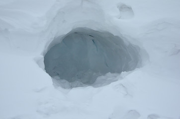 雪のほらあな