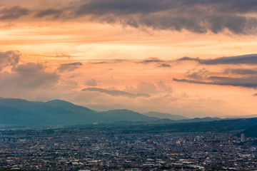 日本の山梨県・梅雨6月、夕暮れの甲府盆地