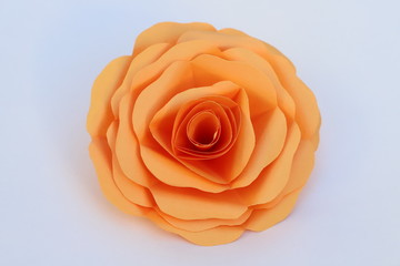 折り紙で作ったオレンジのバラの花
