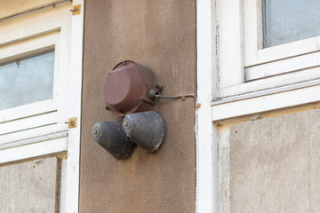 Alte Glocke an einer Hausfassade