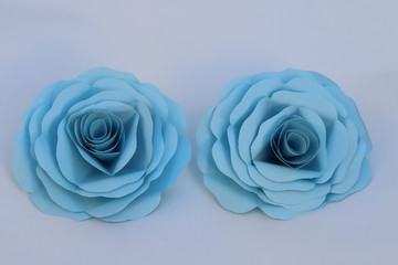 折り紙で作った青色のバラの花