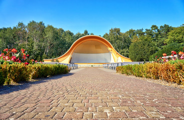 Public concert shell on the promenade in Swinemünde. Swinoujscie, Poland - obrazy, fototapety, plakaty