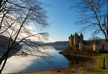 Le château de Val aux quatre tourelles se dressant au bord du lac de Bort-les-Orgues sur la commune de Lanobre dans le Cantal