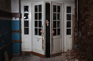 Fototapeta na wymiar gothic woman in an abandoned house