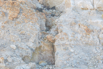 Schwefelfumarolen mit Schwefelkristallen auf dem Stefanos-Krater Nisyros Griechenland