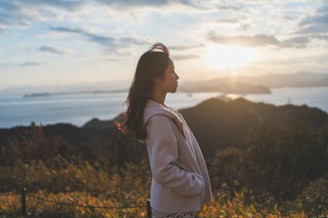 夕陽と空と海と女性