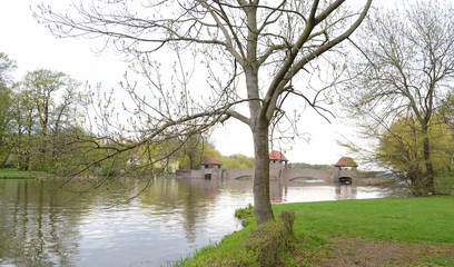 Elsterwehr und Br&uuml;cke in Leipzig im Herbst