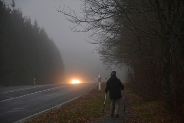 strasse im nebel