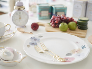 目覚まし時計と朝食イメージ