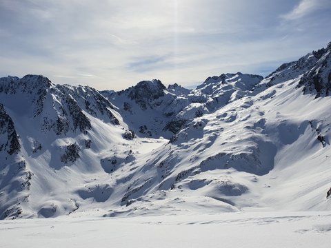 Cha&icirc;ne de montagne en neige