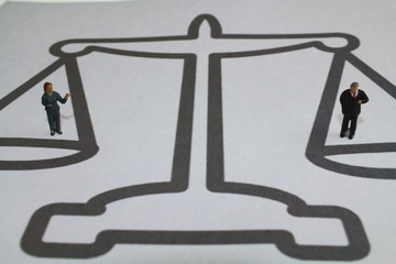 Waage mit kleinen Figuren Mann und Frau symbolisieren die Gleichberechtigung