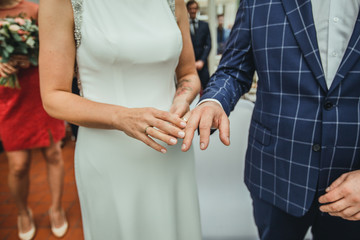 Obraz premium Zakładanie obrączek