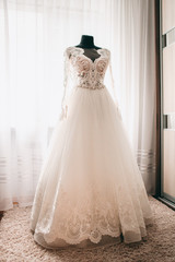 Fototapeta na wymiar white wedding dress on mannequin