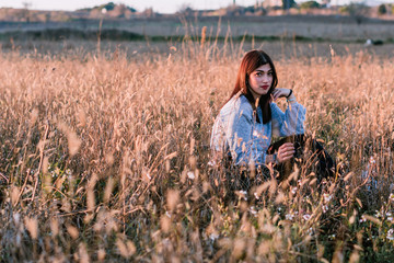 Chica joven con rasgos exóticos en un prado soleado