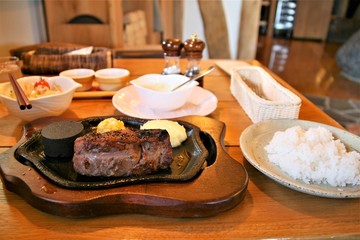 肉厚のステーキ