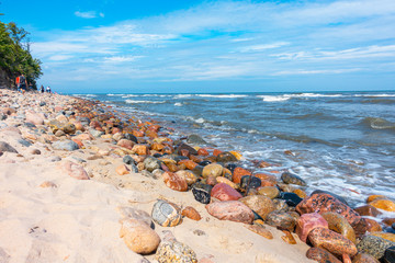 Morze Bałtyckie plaża kamienie fale