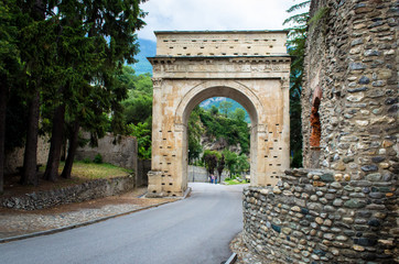 Fototapeta na wymiar Arco di Augusto a Susa