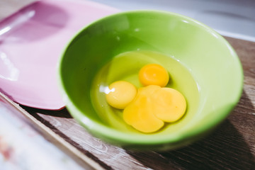Jaune et blanc d'oeufs prêt à être battus en omelette
