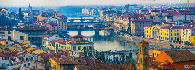 Fototapeta premium Florence Ponte Vecchio Bridge i City Skyline we Włoszech. Florencja jest stolicą regionu Toskanii w środkowych Włoszech. Florence Ponte Vecchio Bridge i City Skyline we Włoszech.