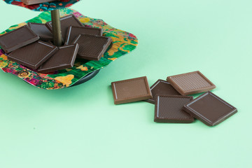 beyaz zemin üzerine çikolata parçaları