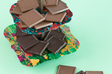 beyaz zemin üzerine çikolata parçaları