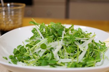 豆苗と細切り大根のサラダ