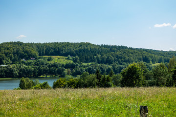 Kaszuby wzgórze jezioro las łąka