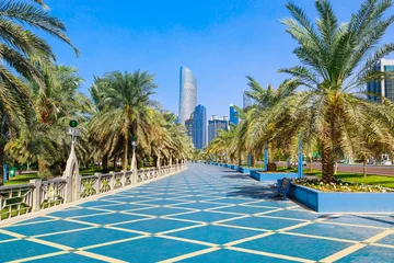 Foto op Plexiglas Abu Dhabi Skyline uitzicht op Abu Dhabi panorama met zee, strand en wolkenkrabbers. Zonnige zomerdag in Abu Dhabi - beroemde toeristische bestemming in de VAE. Ideale plek voor luxe reizen en rust