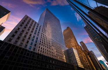 Fototapeta premium NYC building during sunset with magnificent light