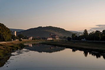 Blick über den Fluss Latorica in Mukachevo in der Ukraine